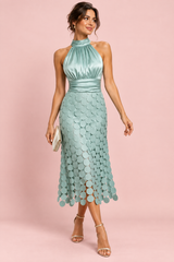 Robe midi vert sauge en satin à encolure américaine et jupe à panneaux