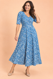 Robe longue bleue à col V | Porté sur une autre silhouette | Lounelle Paris