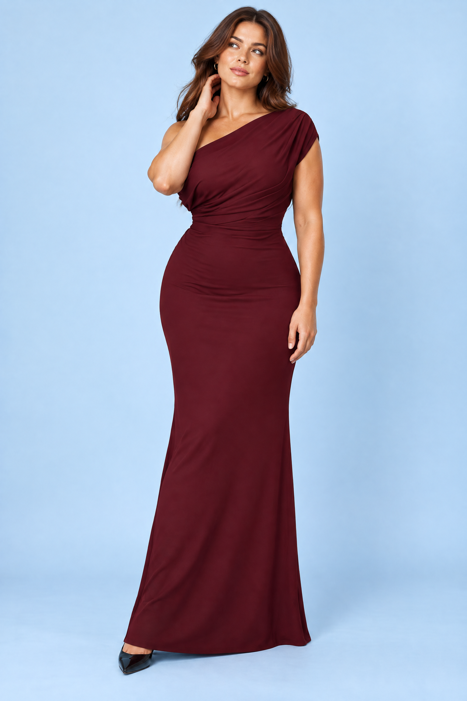 Robe longue bordeaux à encolure Bardot et bretelle torsadée | Porté sur une autre silhouette | Lounelle Paris