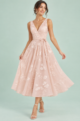 Robe midi fleurie rose clair à la coupe patineuse