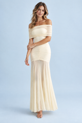 Robe longue crème froncée à épaules dénudées