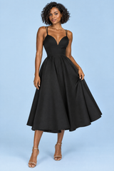 Robe midi noire à fines bretelles et jupe ample