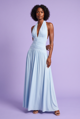 Robe longue bleu clair à décolleté plongeant et fronces