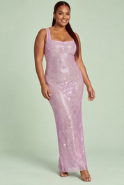 Robe longue rose scintillante à col carré | Porté sur une silhouette plus ronde | Lounelle Paris