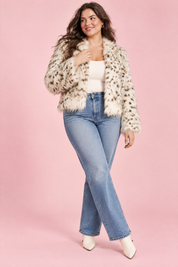 Veste courte oversize en fausse fourrure écrue à imprimé léopard | Porté sur une silhouette plus ronde | Lounelle Paris