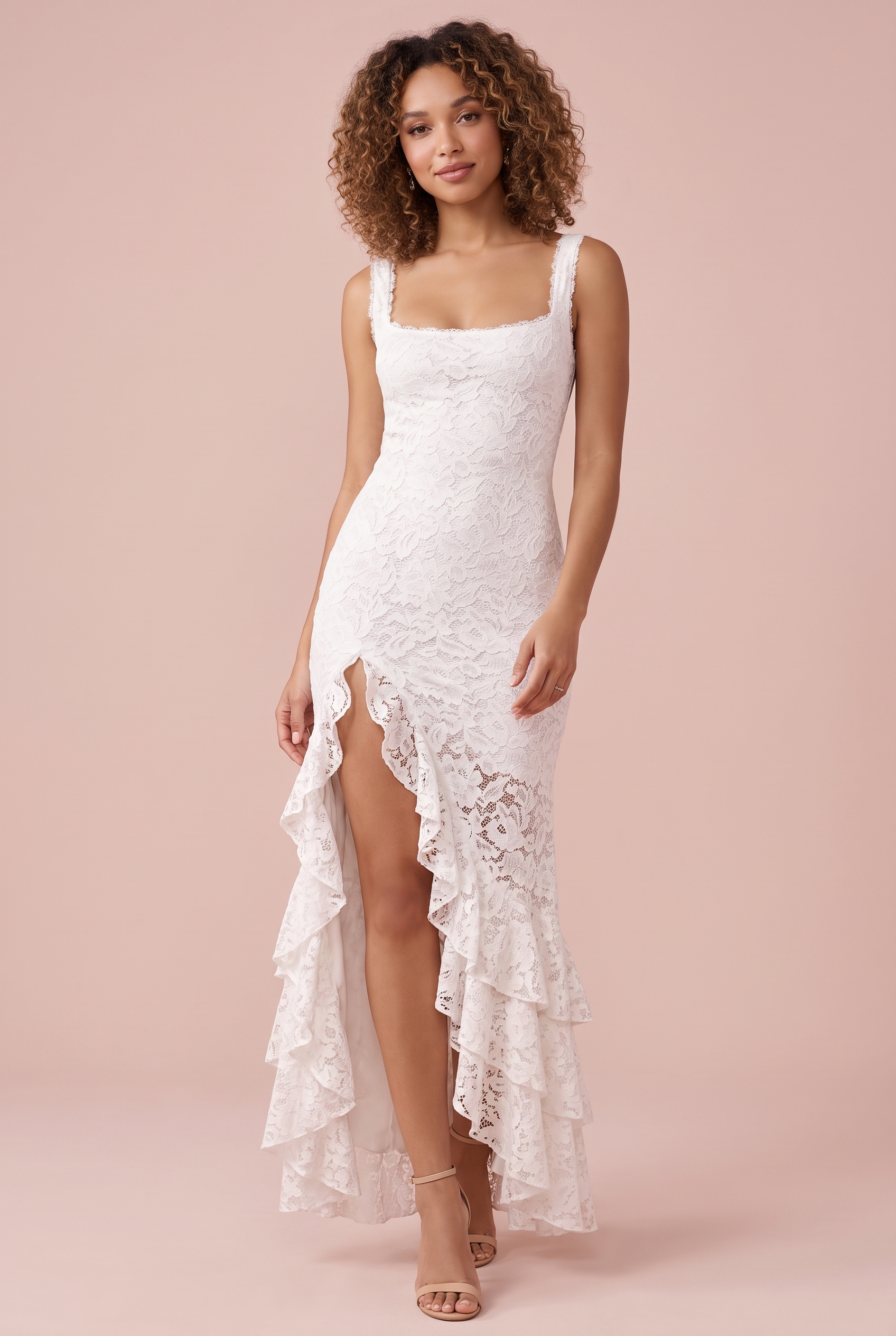 Robe longue en dentelle blanche à décolleté plongeant et volants | Vue de face | Lounelle Paris