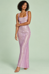 Robe longue rose scintillante à col carré
