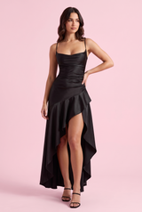 Robe longue satinée noire à encolure droite et dos lacé