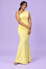 Robe longue asymétrique jaune à fronces | Porté sur une silhouette plus ronde | Lounelle Paris