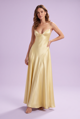 Robe longue satinée jaune pâle à col V
