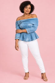 Blouse bleu clair à épaules dénudées et basque | Porté sur une silhouette plus ronde | Lounelle Paris