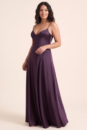 Robe longue satinée violet foncé à col V | Porté sur une silhouette plus ronde | Lounelle Paris
