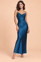 Robe longue satinée bleu marine à col bénitier et fines bretelles