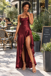 Robe asymétrique bordeaux à col bénitier | Photo lifestyle | Lounelle Paris