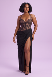 Robe longue noire corsetée à fente | Porté sur une silhouette plus ronde | Lounelle Paris