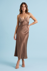 Robe nuisette longue marron à col V, fines bretelles et détails en dentelle
