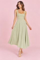 Robe midi verte à fines bretelles et ourlet ample