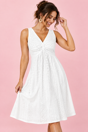 Robe courte blanche en broderie à encolure V plongeante avec détail nœud | Vue rapprochée | Lounelle Paris
