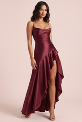 Robe longue bordeaux satinée à dos lacé et jupe asymétrique à volants
