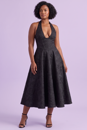 Robe midi noire en dentelle à décolleté plongeant | Porté sur une autre silhouette | Lounelle Paris