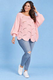 Pull rose oversize ajouré à col bateau | Porté sur une autre silhouette | Lounelle Paris