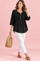Blouse noire en coton à col rond et patte de boutonnage plissée