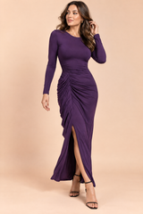 Robe longue violette moulante à col rond, manches longues et fente à volants