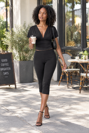 Ensemble noir avec haut froncé à col V et pantacourt | Photo lifestyle | Lounelle Paris