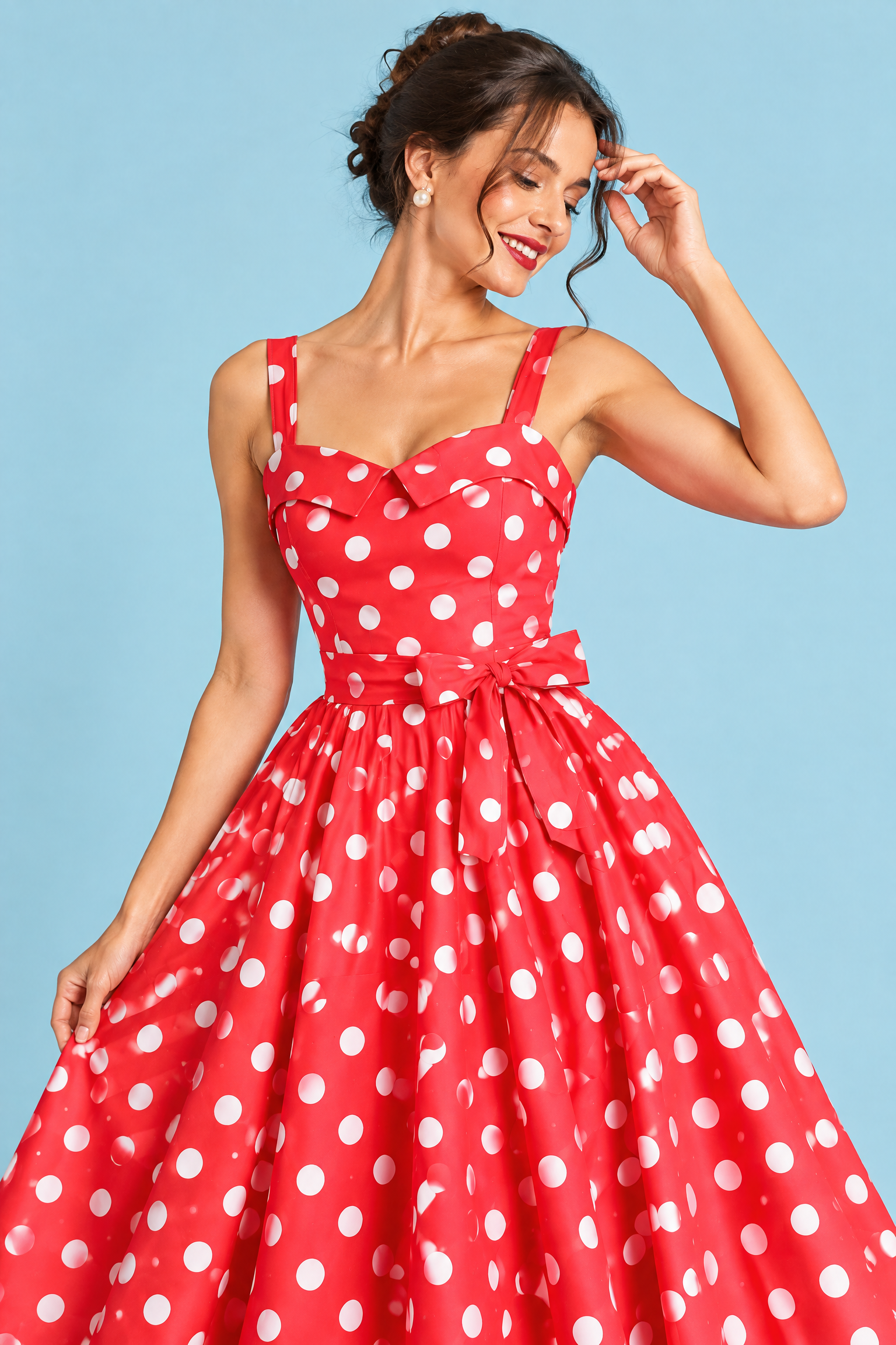 Robe midi rouge vif à pois et encolure carrée | Vue rapprochée | Lounelle Paris