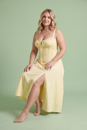 Robe midi jaune clair à coupe trapèze et encolure carrée | Porté sur une autre silhouette | Lounelle Paris