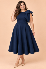 Robe midi bleu marine à encolure asymétrique et manche à nœud | Porté sur une silhouette plus ronde | Lounelle Paris