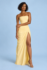 Robe longue jaune froncée sans bretelles