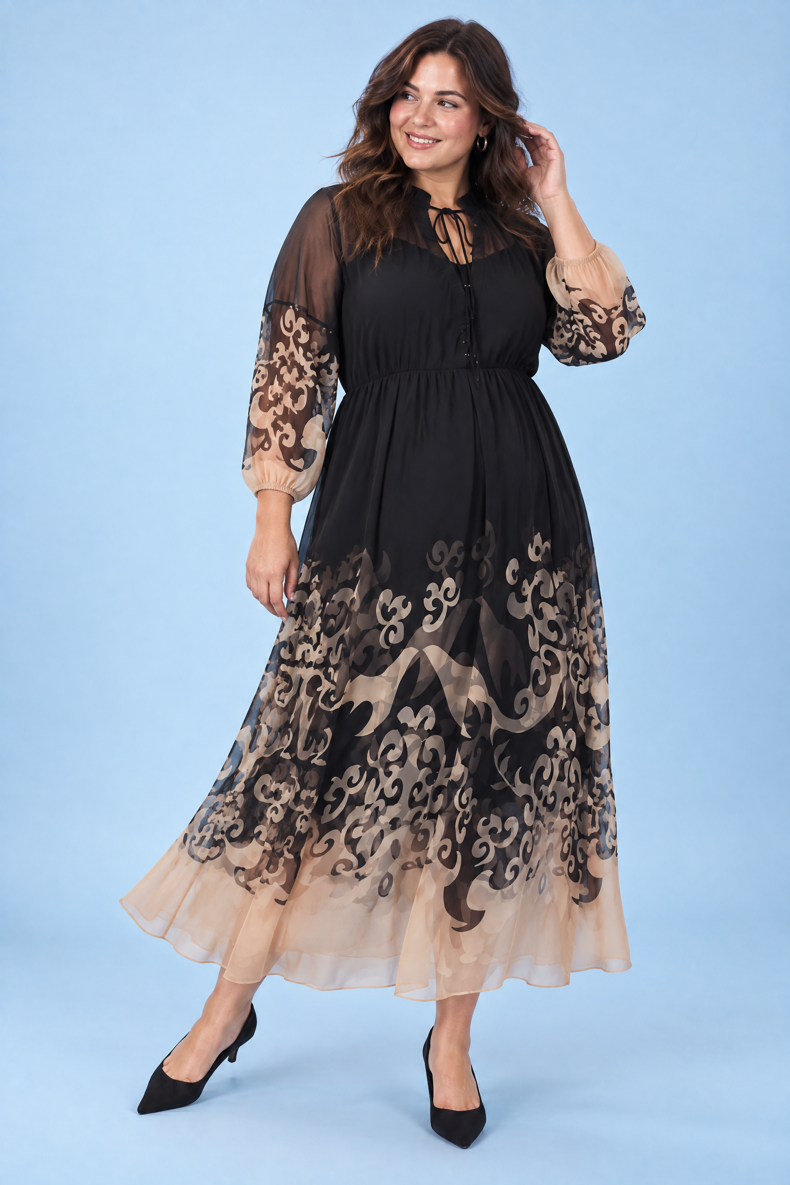 Robe longue noire fluide à manches longues | Porté sur une silhouette plus ronde | Lounelle Paris