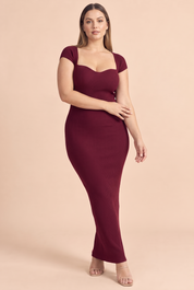 Robe midi bordeaux à encolure découpée, épaules dénudées et manches courtes | Porté sur une autre silhouette | Lounelle Paris