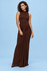 Robe longue marron moulante à col rond, fronces et fente haute