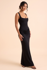 Robe longue noire froncée à encolure carrée