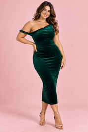 Robe longue en velours vert foncé à épaule torsadée et coupe asymétrique | Porté sur une autre silhouette | Lounelle Paris