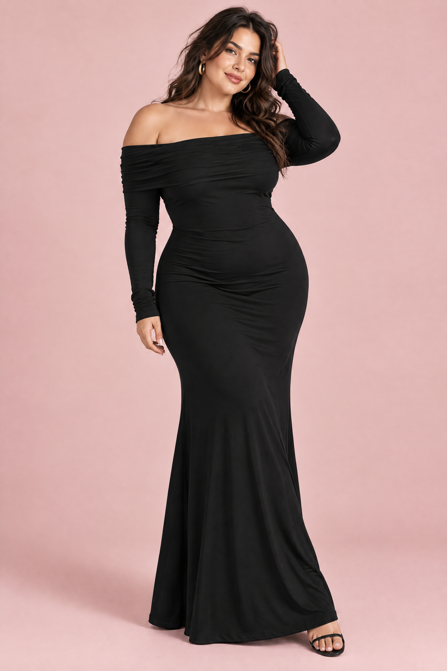 Robe longue noire asymétrique à fronces et drapé | Porté sur une silhouette plus ronde | Lounelle Paris