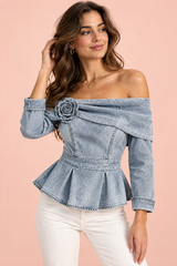 Blouse gris clair à épaules dénudées et basque