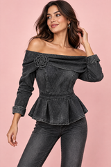 Blouse noire à épaules dénudées et basque