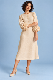 Robe midi beige coupe trapèze à manches bouffantes | Porté sur une autre silhouette | Lounelle Paris