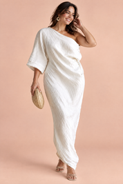 Robe asymétrique blanc cassé à épaule dénudée | Porté sur une silhouette plus ronde | Lounelle Paris