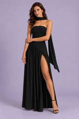Robe longue noire à encolure asymétrique