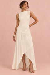Robe longue blanc cassé à col montant et détails froncés