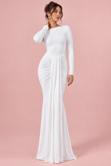 Robe longue blanche à encolure bateau et fronces