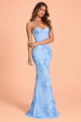 Robe longue bleue à broderies florales