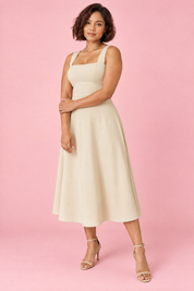 Robe midi beige à fines bretelles et jupe évasée | Porté sur une autre silhouette | Lounelle Paris