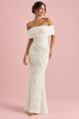 Robe longue blanche en dentelle à encolure Bardot