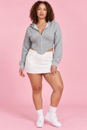 Sweat à capuche gris court zippé | Porté sur une silhouette plus ronde | Lounelle Paris