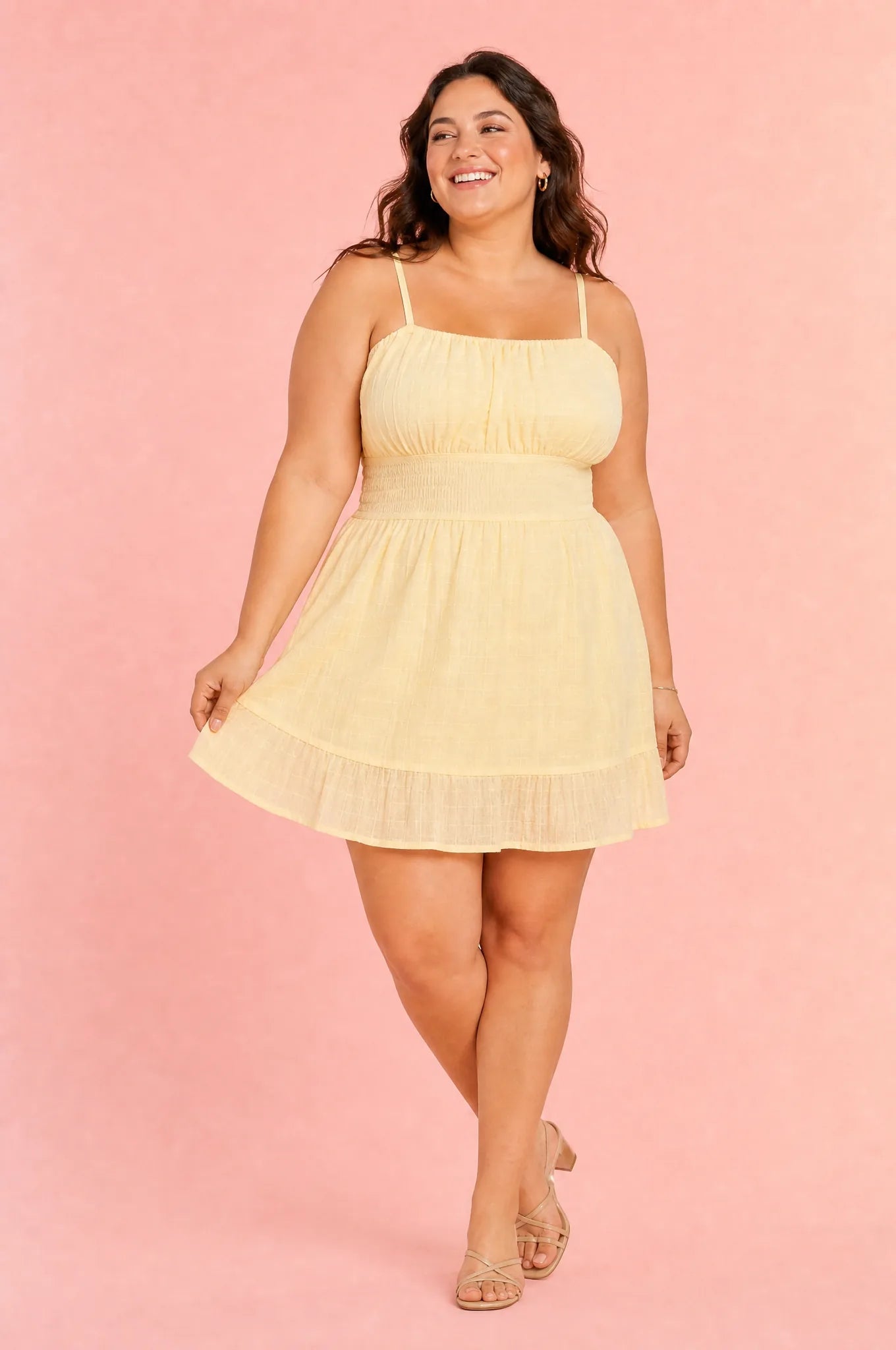Robe abricot smockée dos nu | Porté sur une silhouette plus ronde | Lounelle Paris
